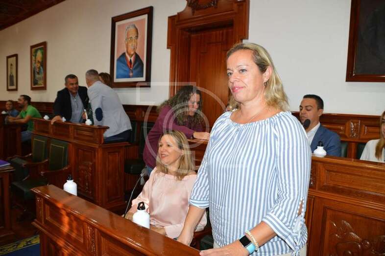 Las dos concejales del PP, Sonsoles Martín y María Eugenia Melián, en el Pleno de este lunes (Foto TA)